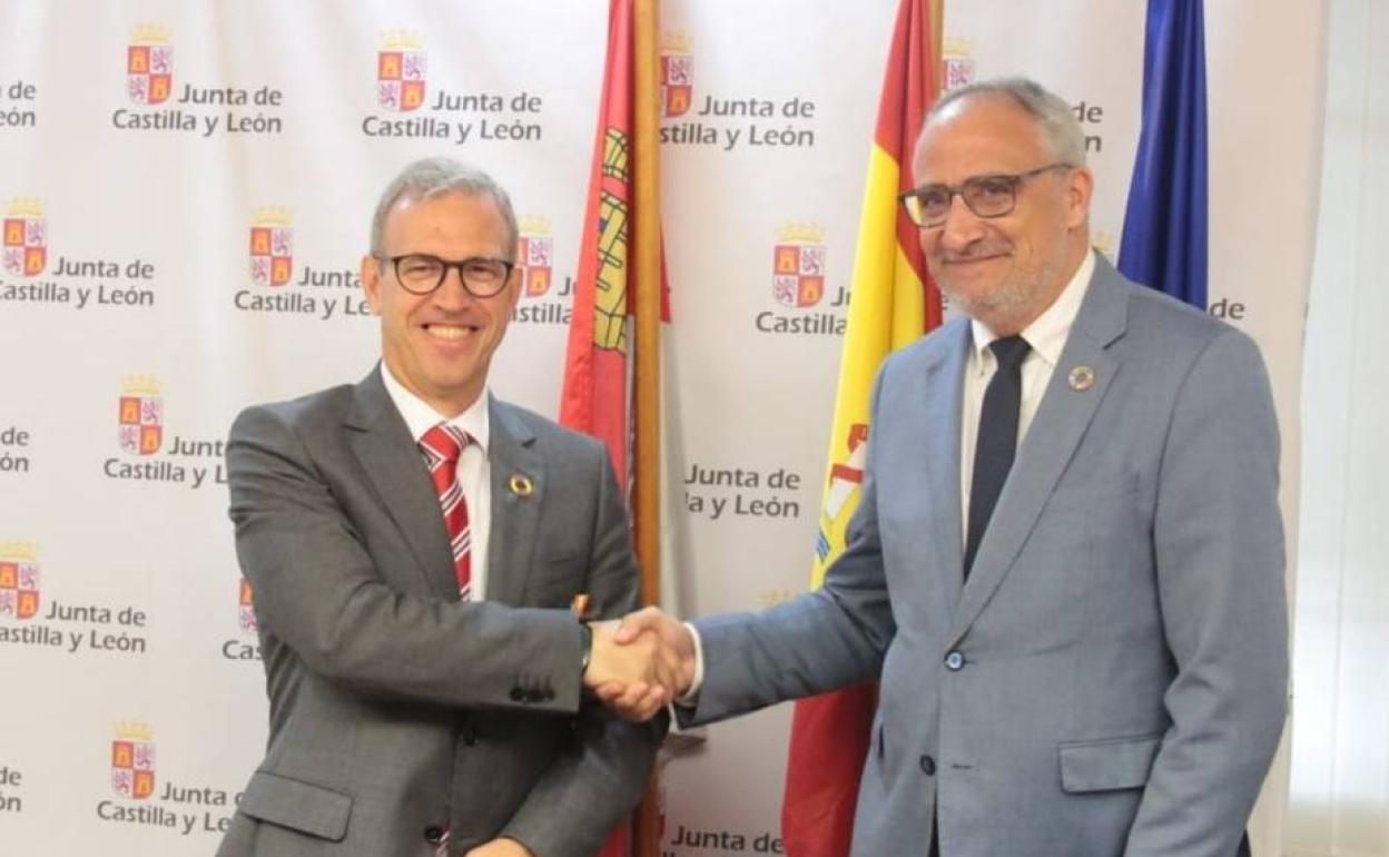 El consejero de Industria y el alcalde de Ponferrada tras su reunión.