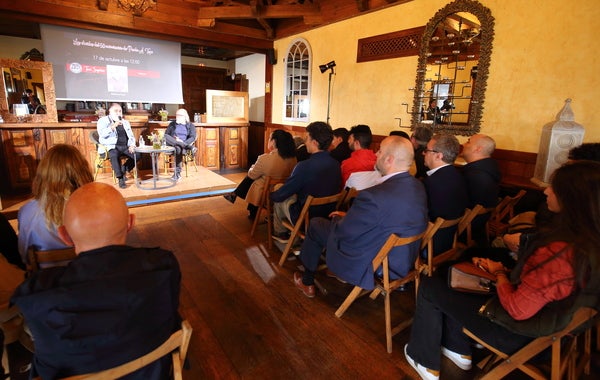 El publicista y director creativo Toni Segarra protagoniza la quinta sesión de 'Las charlas del 50 aniversario de Prada A Tope' en el Palacio de Canedo.