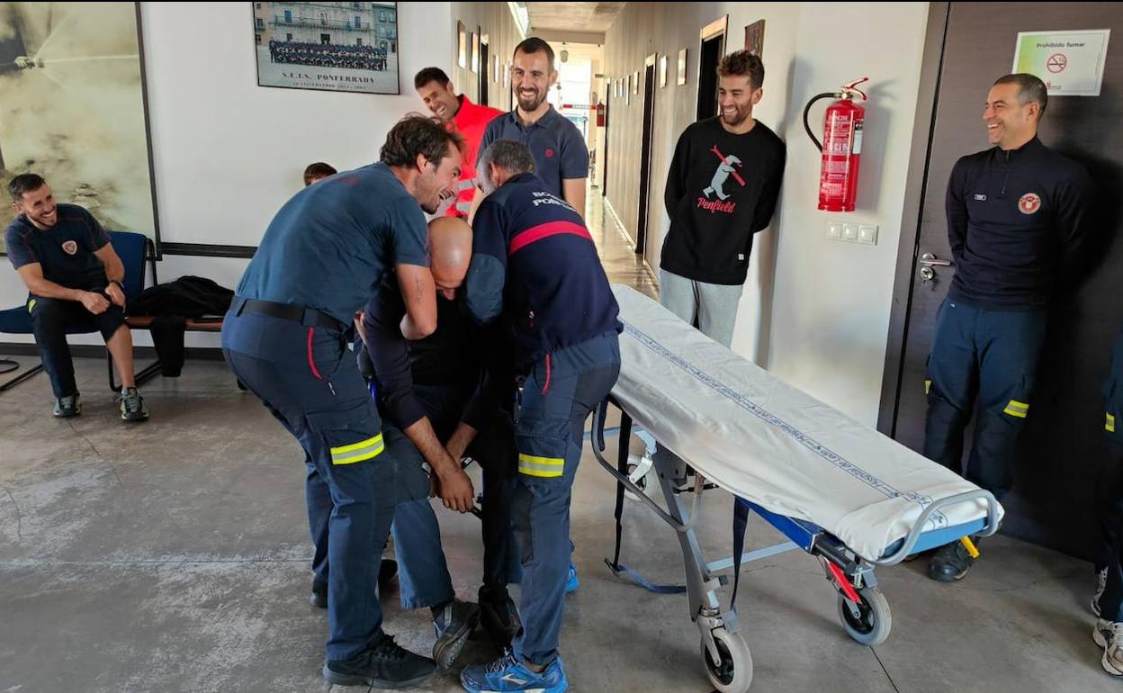 Los bomberos de Ponferrada participan en el curso de 'Movilización de víctimas caídas en entornos domiciliarios'.