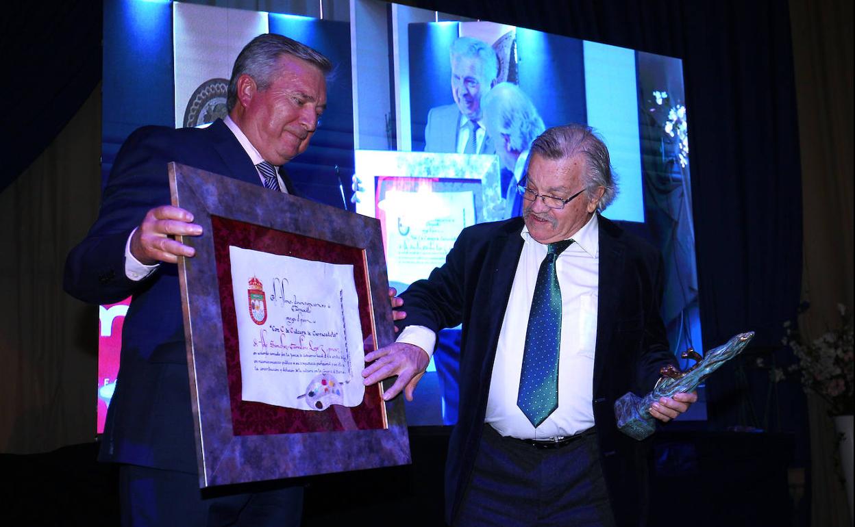 El pintor berciano junto al alcalde de Carracedelo, anfitrión del evento.