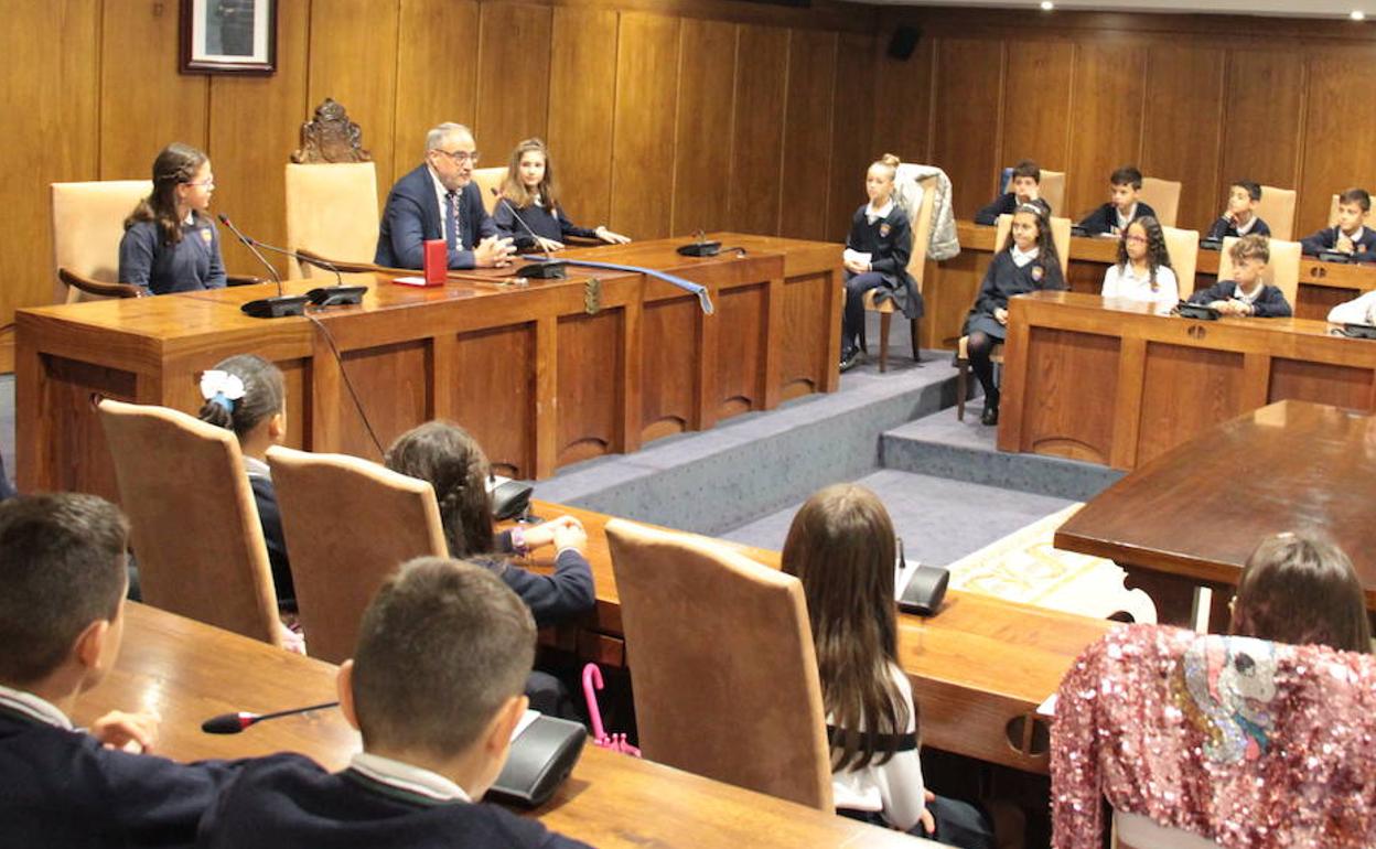 Los alumnos del colegio Espíritu Santo de Ponferrada se convierten en concejales por un día
