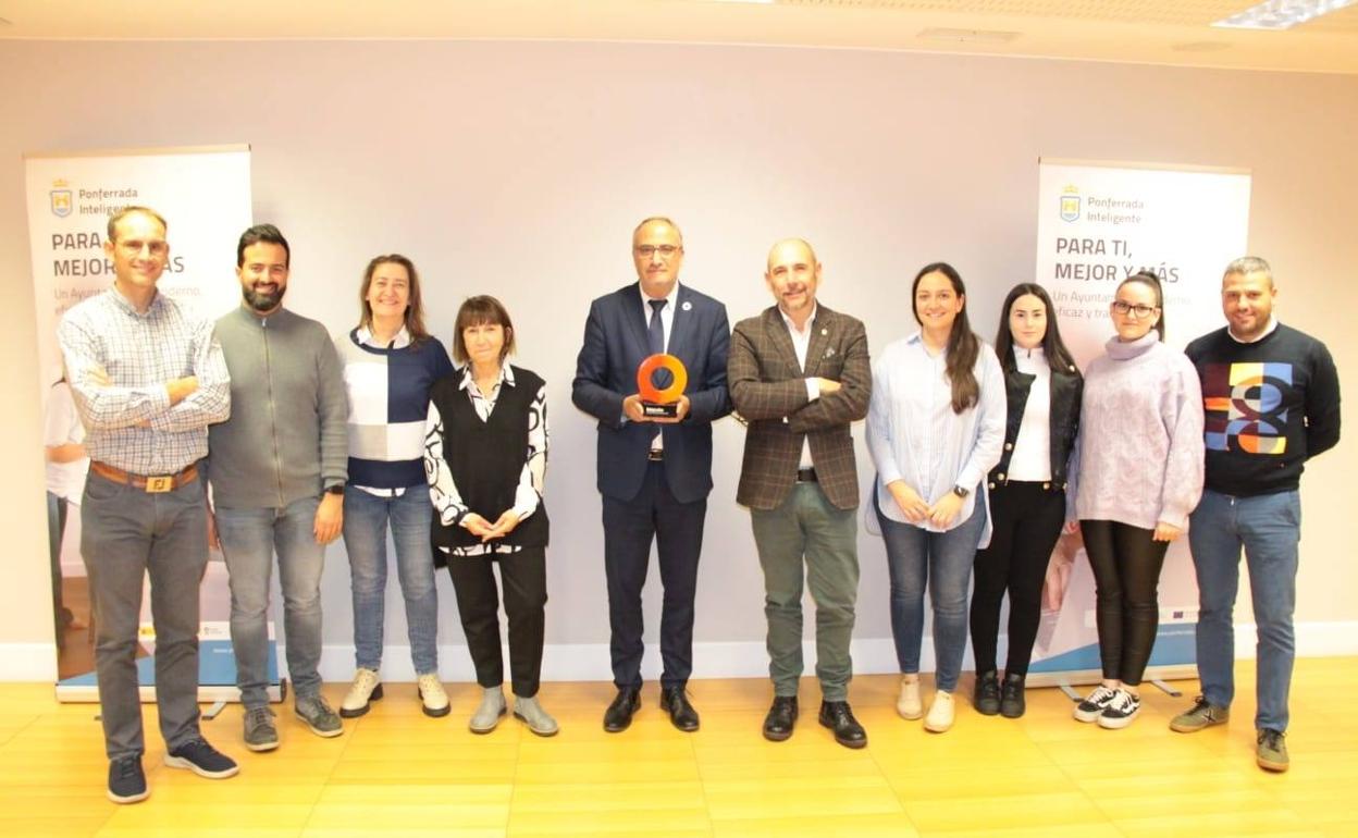 Equipo de Innovación del Ayuntamiento de Ponferrada, junto con el alcalde.