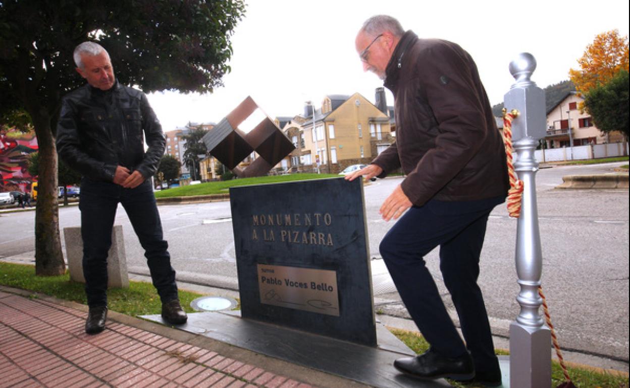 El alcalde de Ponferrada, Olegario Ramón (D), descubre una placa en memoria del escultor Pablo Voces (I).
