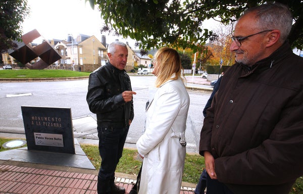 Ponferrada descubre una placa en la glorieta de la Pizarra en memoria de Pablo Voces.