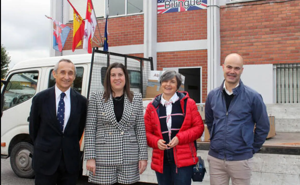 (De I a D) Miguel Temboury, director general de Endesa Noroeste, Belén Ovalle, directora del IES Fuentesnuevas, Adoración Franco, jefa del Departamento de Química del IES, y César de Celis, responsable de Sostenibilidad de Endesa en el Bierzo.