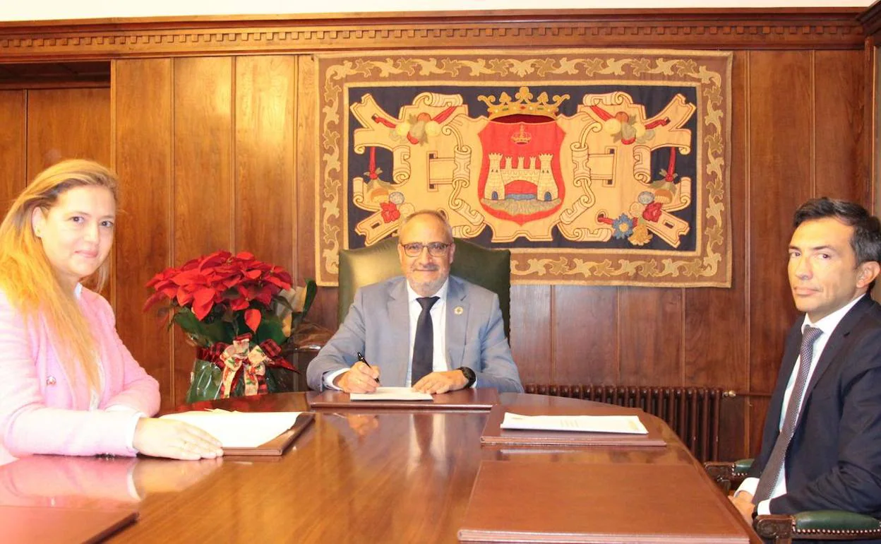 El alcalde de Ponferrada (C) durante la firma del nuevo convenio con la Oficina del Catastro.