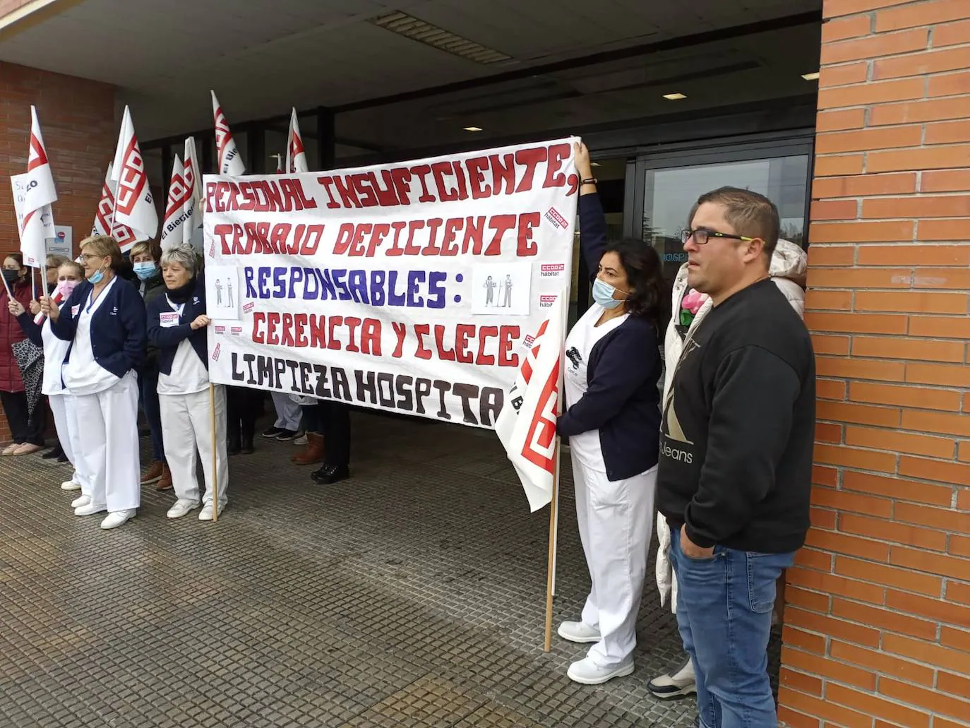 Protesta de las trabajadoras del servicio de limpieza del Hospital del Bierzo.