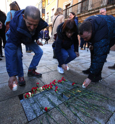 Acto de colocación de cinco nuevos 'adoquines de la memoria' en Ponferrada.