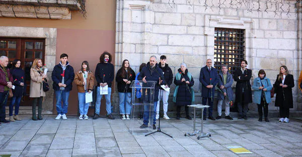 Acto de colocación de cinco nuevos 'adoquines de la memoria' en Ponferrada.