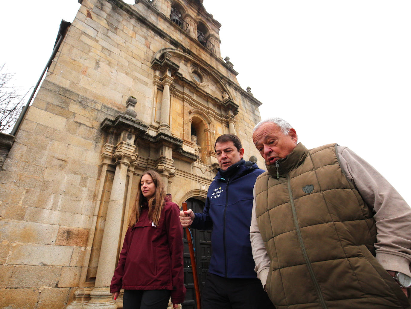 l presidente de la Junta de Castilla y León, Alfonso Fernández Mañueco, durante el comienzo de la etapa del tramo del Camino de Santiago entre Cacabelos y Villafranca del Bierzo 