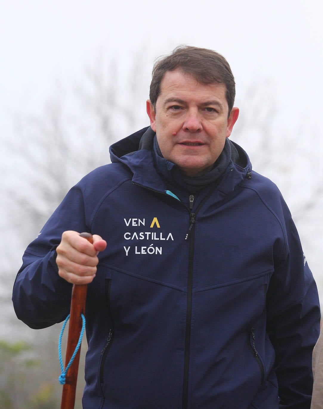 l presidente de la Junta de Castilla y León, Alfonso Fernández Mañueco, durante el comienzo de la etapa del tramo del Camino de Santiago entre Cacabelos y Villafranca del Bierzo 