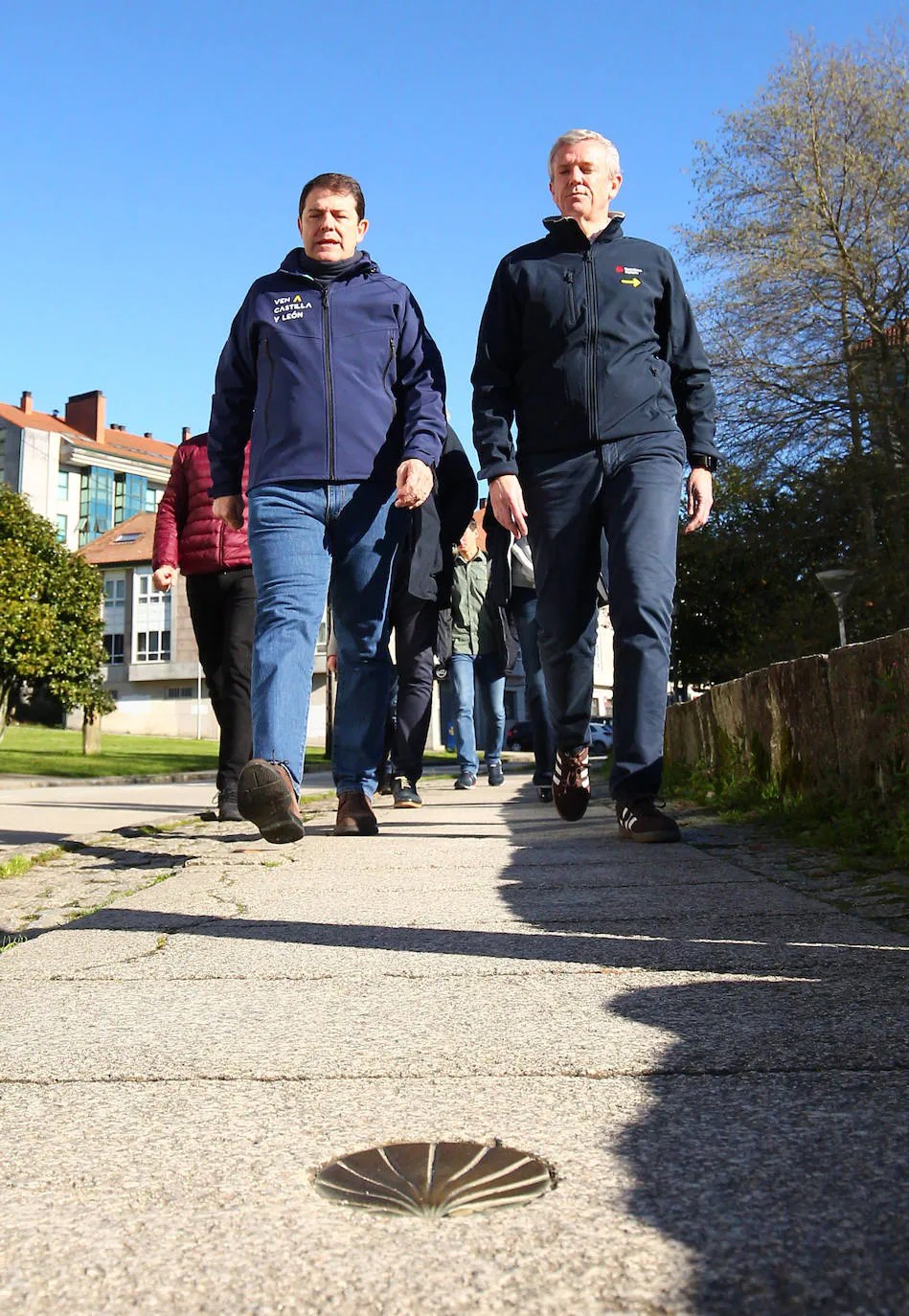 El presidente de la Junta de Castilla y León, Alfonso Fernández Mañueco (I), junto al presidente dela Xunta de Galicia, Alfonso Rueda (D), realizan un tramo de la etapa del Camino de Santiago que concluye en la Plaza del Obradoiro.