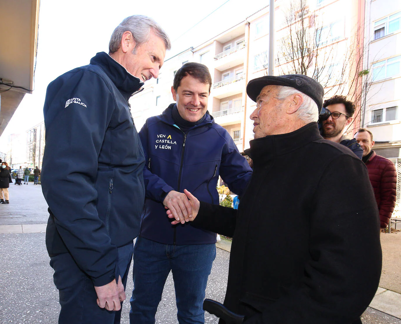 El presidente de la Junta de Castilla y León, Alfonso Fernández Mañueco (I), junto al presidente dela Xunta de Galicia, Alfonso Rueda (D), realizan un tramo de la etapa del Camino de Santiago que concluye en la Plaza del Obradoiro.