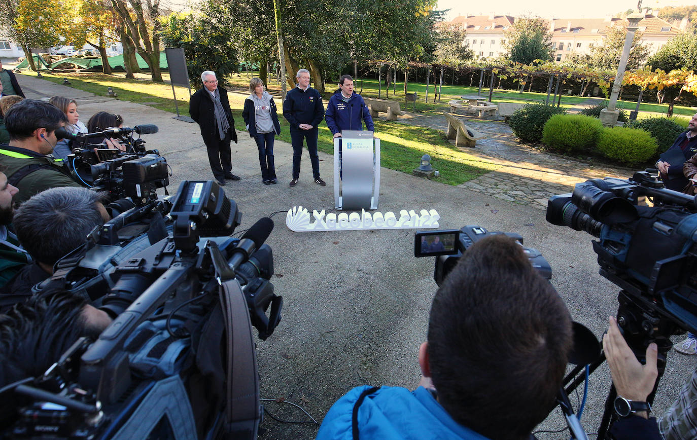 El presidente de la Junta de Castilla y León, Alfonso Fernández Mañueco (I), junto al presidente dela Xunta de Galicia, Alfonso Rueda (D), realizan un tramo de la etapa del Camino de Santiago que concluye en la Plaza del Obradoiro.