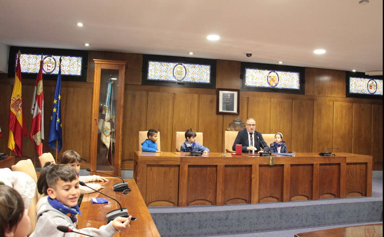 Pleno infantil de los alumnos del colegio Campo de la Cruz en Ponferrada.