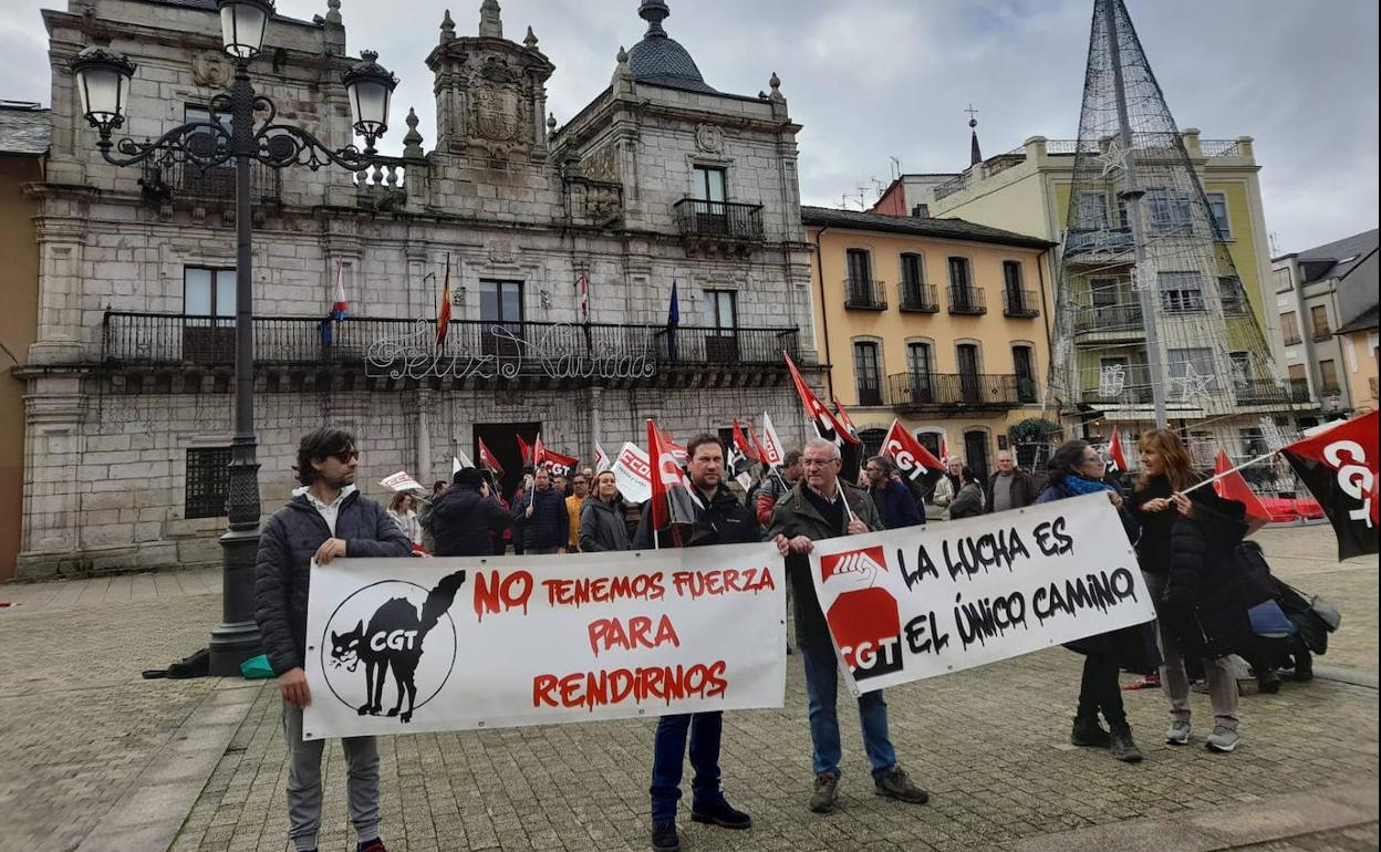 Imagen de la concentración de los trabajadores de FCC frente al Ayuntamiento de Ponferrada.