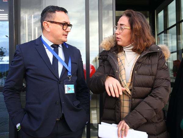 La consejera de Movilidad y Transformación Digital, María González Corral, junto al director de la empresa LM Wind Power Ponferrada, Jorge López, durante su visita a las instalaciones de la factoría.