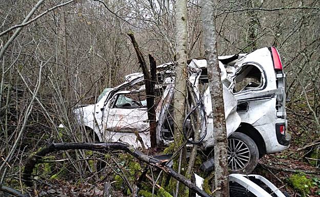 Fallece un hombre al caer con su vehículo por un terraplén de 30 metros.