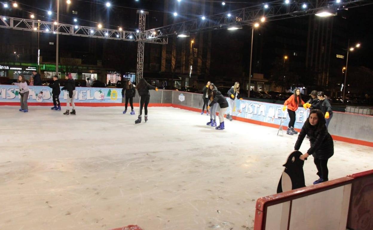 Pista de hielo en el bulevar de la Rosaleda.