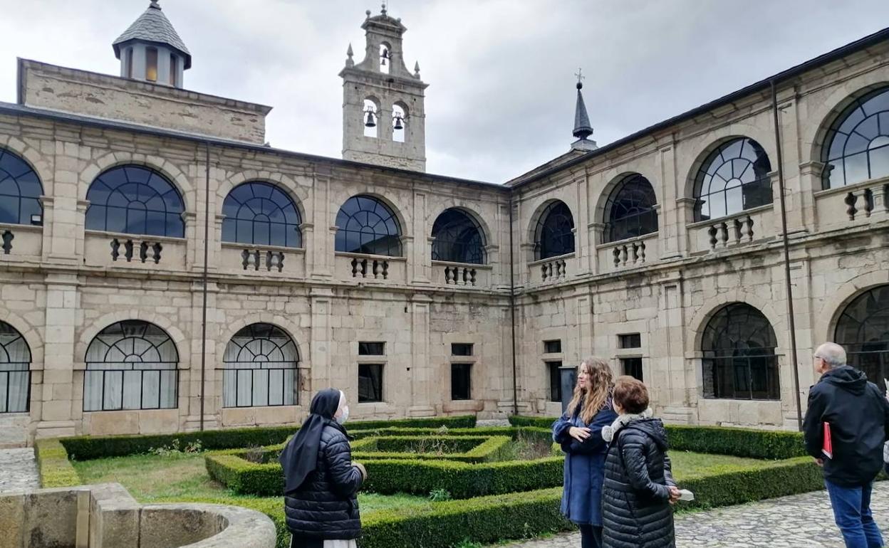 La delegada territorial visita el Monasterio de San Miguel de las Dueñas.