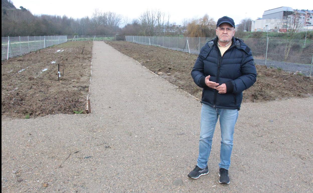 El concejal de Sostenibilidad Medioambiental, en los huertos urbanos que se ubican entre el Paseo del Río y la calle Batalla de Bailén.