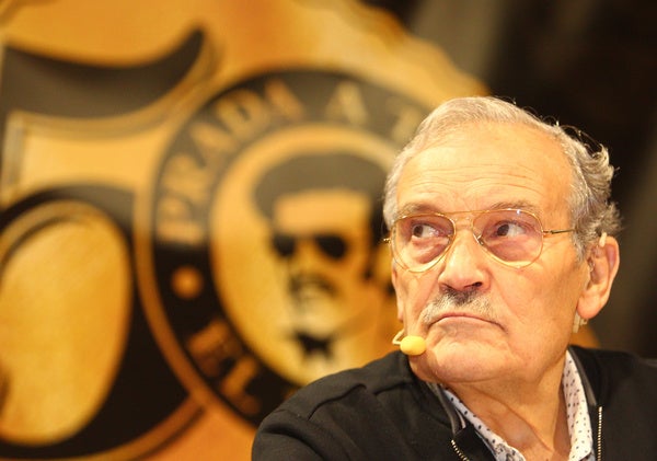 El empresario hostelero José Luis Prada 'A Tope' (I), presenta su biografía acompañado por el autor, José Antonio Martínez Reñones (D).
