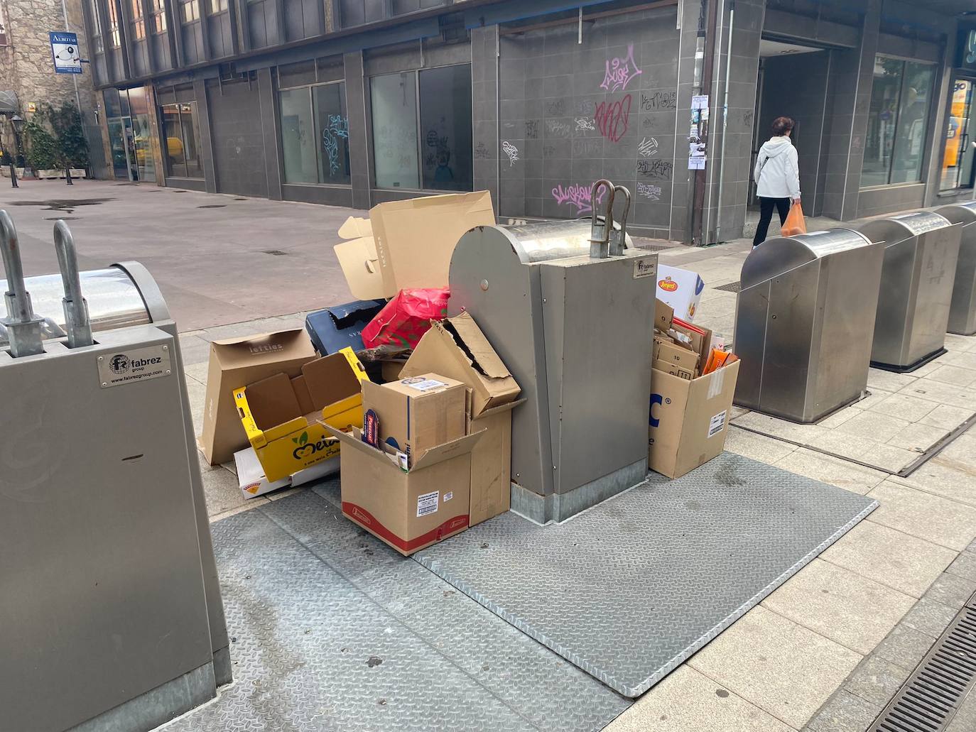 La basura ocupa las calles en Ponferrada