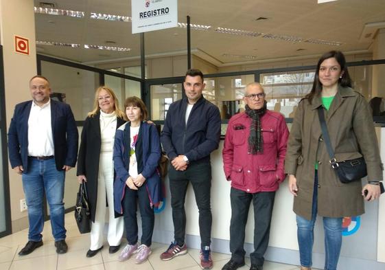 El presidente del Consejo junto a los representantes de los grupos políticos, en la inauguración de las oficinas.