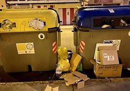 Basura apilada fuera de los contenedores en la zona alta de Ponferrada.