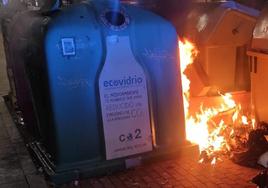 La huelga de la basura deriva en la quema incontrolada de contenedores y alarma al vecindario. El alcalde de Ponferrada hace un llamamiento a la cortura tras arder contenedores en seis puntos de la ciudad. Hasta 12 incidentes tuvieron lugar durante la noche y la madrugada