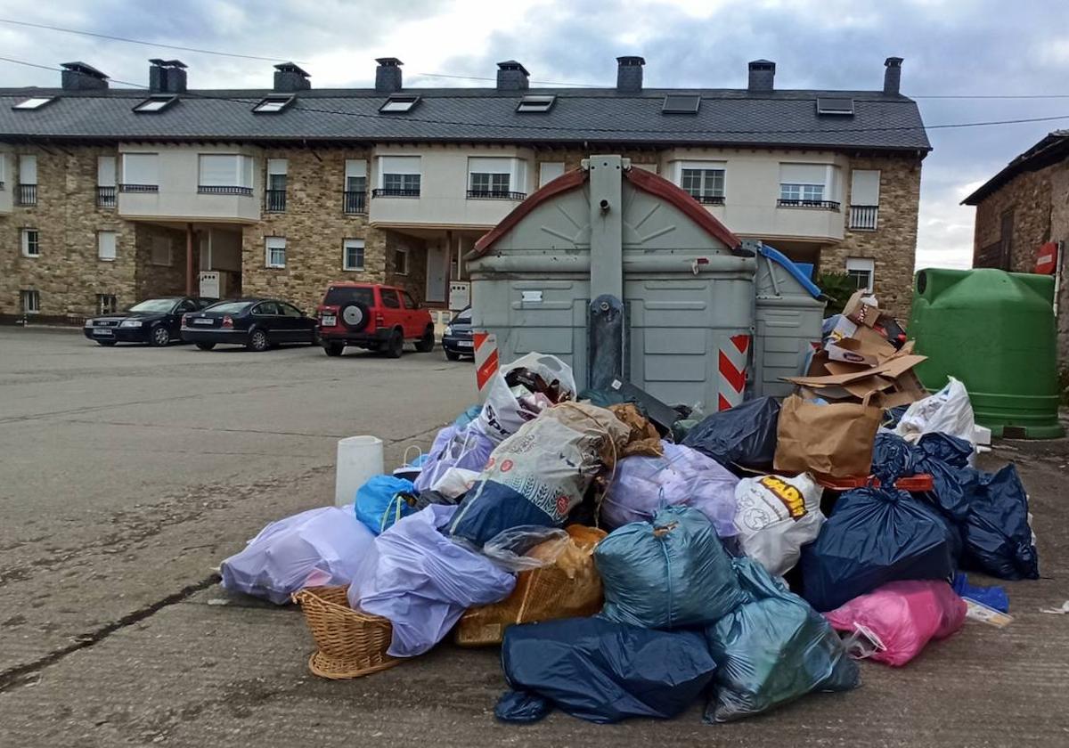 Contenedores llenos y bolsas de basura acumuladas en la calle por la huelga en Ponferrada.