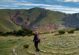 Imagen incluida en la guía de una espiral de piedras, con el pueblo de Peñalba al fondo.