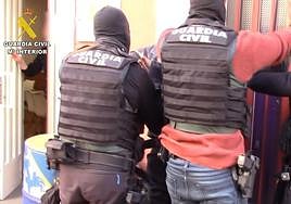 Seis detenidos cuando ultimaban la detención ilegal y robo con violencia de un alto directivo de una empresa berciana. El grupo criminal, que estaba compuesto por seis personas asentadas en varias localidades de la comarca, se dedicaba a robos con intimidación y fuerza en establecimientos públicos y viviendas. A los detenidos se les atribuye entre otros hechos, un robo con intimidación en la estación de servicio de Almazara «Los Rosales», en enero de este año