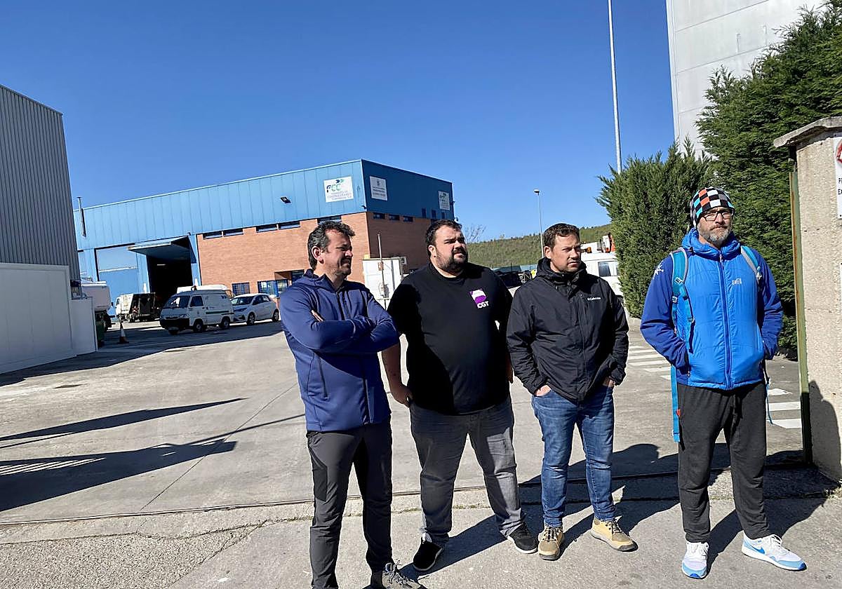 El secretario general de la CGT, Miguel Fadrique (2I) mostró su apoyo a los trabajadores en huelga.