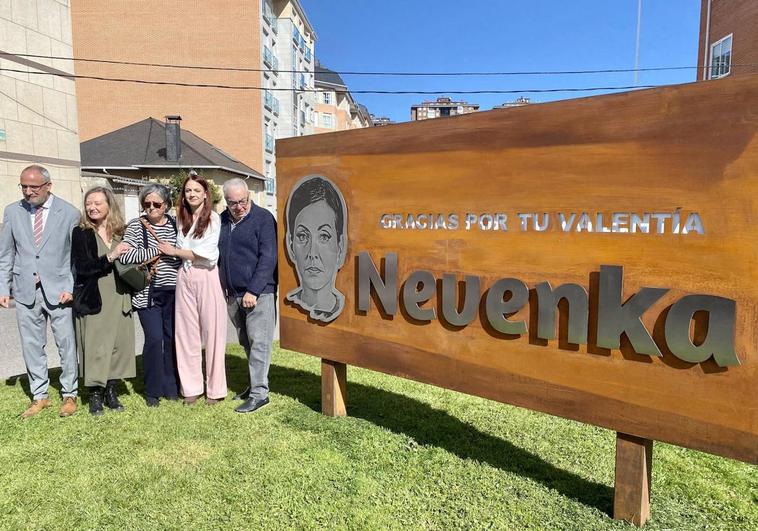 La placa de homenaje a Nevenka preside una de las rotondas de la avenida del Castillo.
