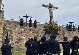 El Cristo de la Fortaleza en la primera estación del Viacrucis.