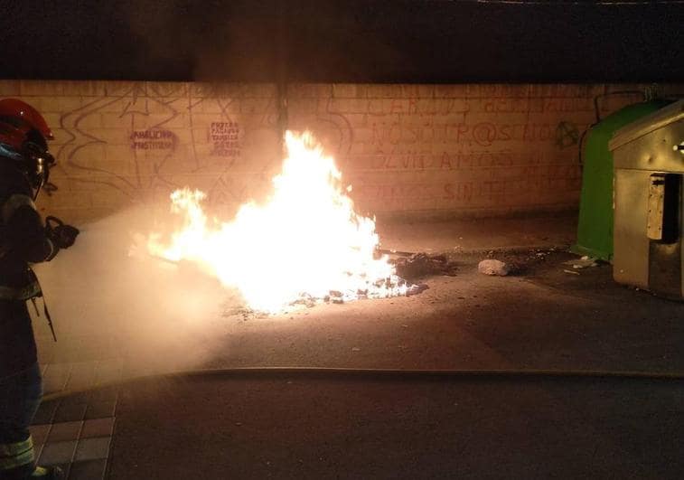Un incendio calcinó este noche un contenedor en la calle Gregoria Campillo de Ponferrada.
