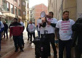 Protesta de los trabajadores de FCC en Ponferrada en la inaguración de la peatonalización de la calle Real.