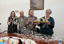 La delegada territorial de la Junta, Ester Muñoz, fue la encargada de entregar el premio a la Asociación Rosa del Sil.