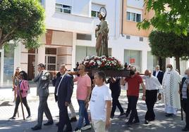 Celebración de una misa en las fiestas del barrio de Flores del Sil.