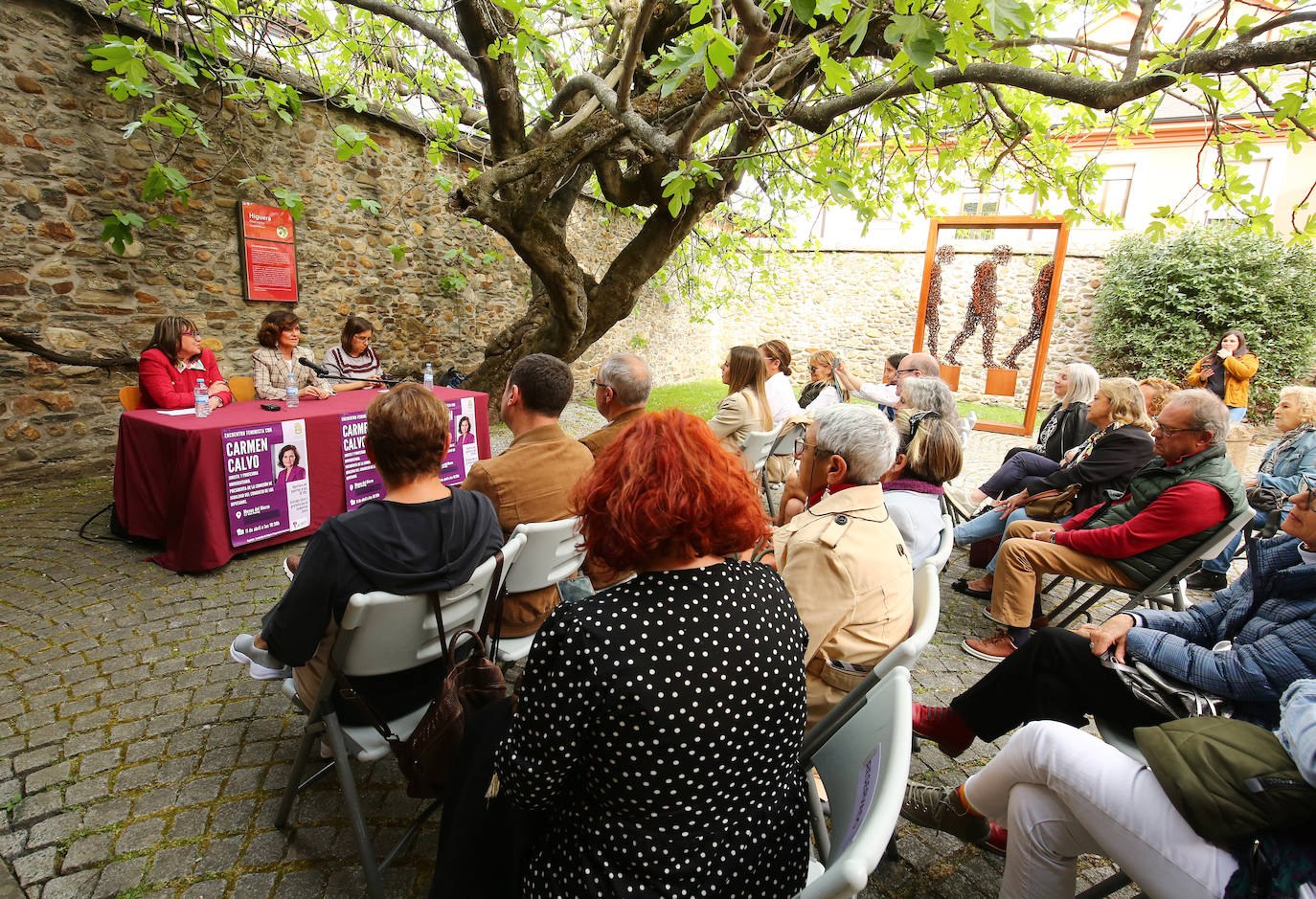 Carmen Calvo participa en una charla feminista en Ponferrada