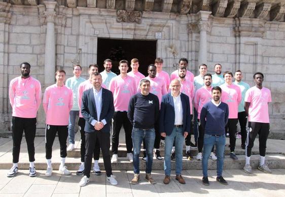El alcalde y el concejal de Deportes recibieron a la plantilla y al cuerpo técnico del SDP Clínica Ponferrada de Baloncesto.