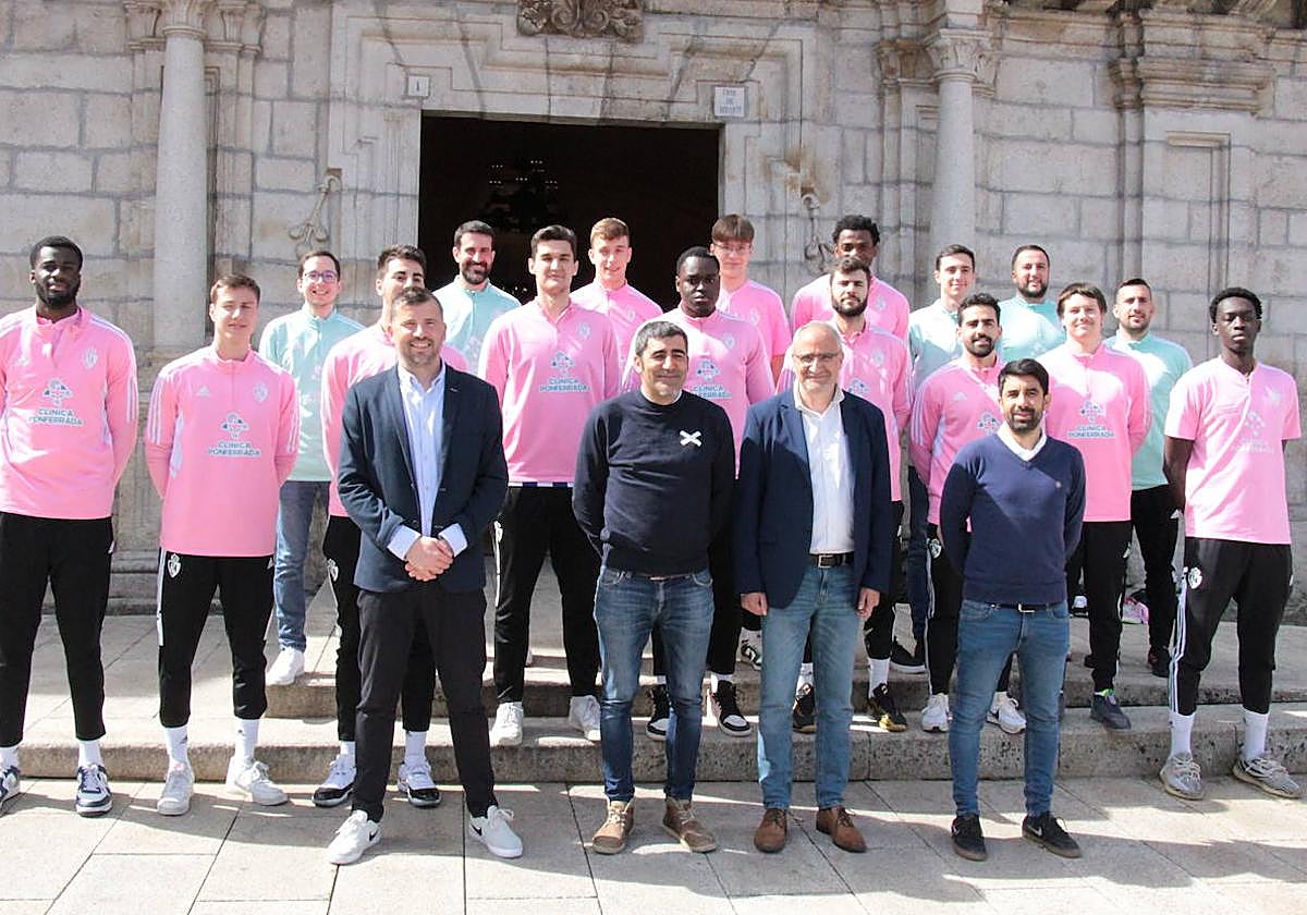 El alcalde y el concejal de Deportes recibieron a la plantilla y al cuerpo técnico del SDP Clínica Ponferrada de Baloncesto.