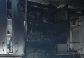 El fuego afectó a los muebles de la cocina que se encontraban más próximos a la campaña extractora donde se originó.