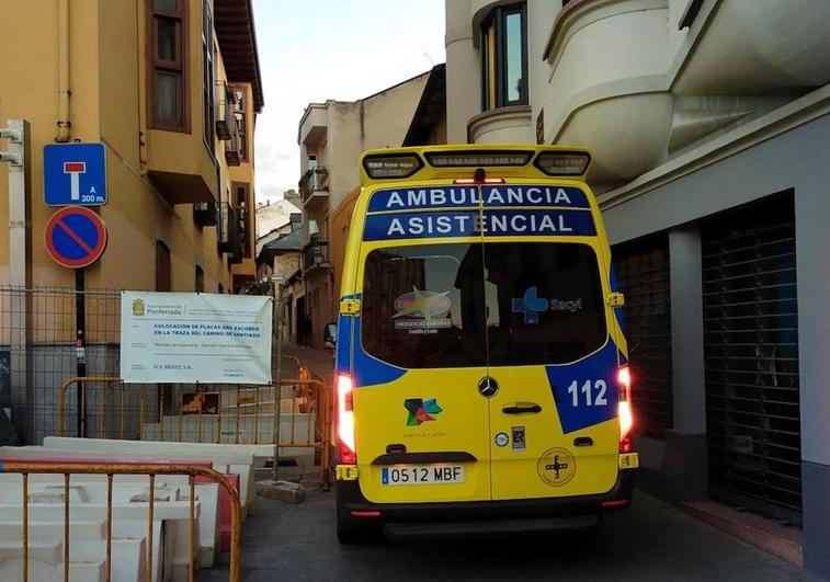 Ambulancia en la calle del Rañadero de Ponferrada.