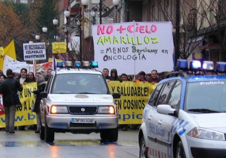 Manifestacion de Bierzo Aire Limpio por las calles de Ponferrada.