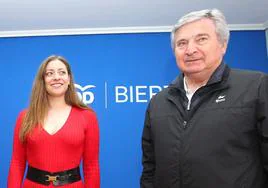 La presidenta del PP de León, Ester Muñoz, junto a Raúl Valcarce en la sede del PP de Ponferrada.