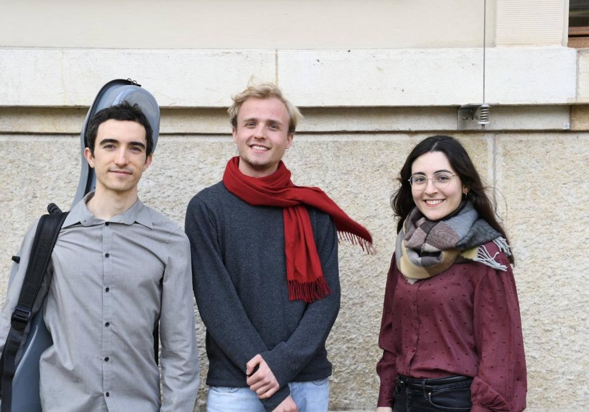 Berteau Ensemble es un trío formado por Pablo Pérez (violoncello), Martín Egidi (violoncello) y Louise Acabo (clave).