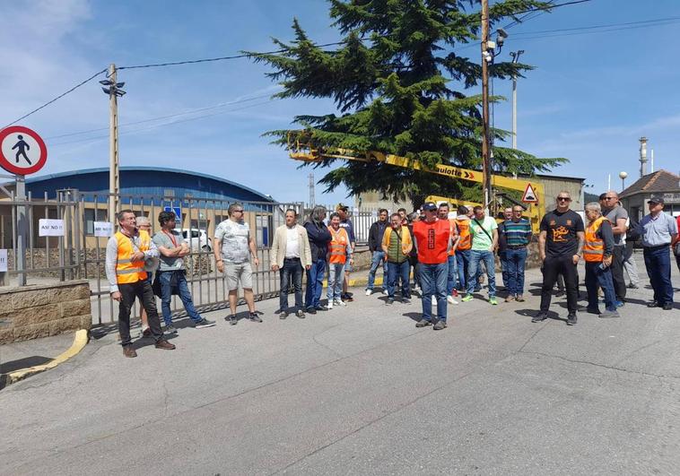 Trabajadores de Roldán protestan ante la fábrica por la «política del miedo» de la empresa