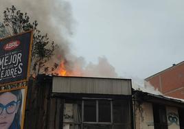 Un incendio afecta en estos momentos a una vivienda abandonada situada en la avenida Puebla de la ciudad de Ponferrada